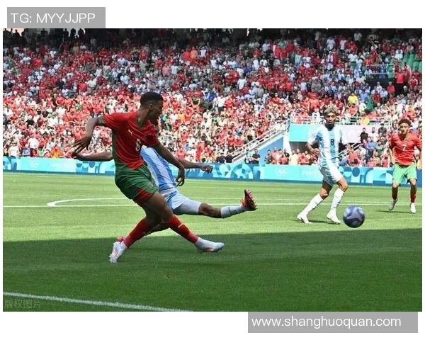 足球明星意外离世球场悲剧引发全球哀悼与反思运动员健康问题